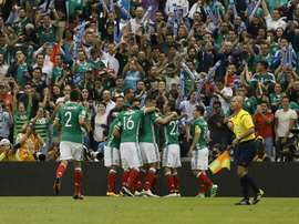Jugadores de la selección mexicana de fútbol fueron registrados al celebrar un gol anotado a Canadá, durante un partido del grupo A de la eliminatoria de la Concacaf rumbo al Mundial FIFA de Rusia 2018, en el Estadio Azteca de Ciudad de México. EFE