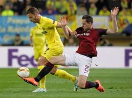 El delantero del Villarreal Roberto Soldado (i) trta de escapar de Holek, del Sparta de Praga, durante el partido de ida de los cuartos de final de la Liga Europa en el estadio de El Madrigal, en Villarreal. EFE