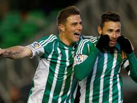 El delantero del Real Betis Rubén Castro (d) es felicitado por Joaquín tras marcar un gol durante un partido. EFE/Archivo