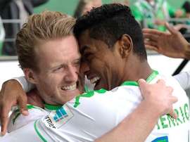 Los jugadores del Wolfsburg Andre Schuerrle (I) y Bruno Henrique celebran el gol durante el partido de la Bundesliga que han jugado VfL Wolfsburg y 1. FSV Mainz 05 en el Volkswagen Arena de Wolfsburg, Alemania. EFE/EPA