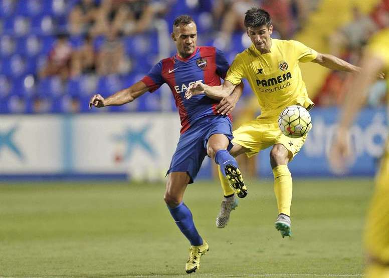 El defensa del Levante UD, Juanfran García (i), disputa el balón durante un partido. EFE/Archivo