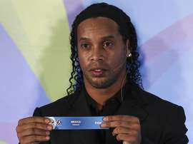 Ronaldinho aprovechó para saludar al presidente electo de Perú en Cuzco. EFE