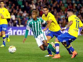 El centrocampista belga del Real Betis, Charly Junior Musonda (i), se lleva el balón ante los jugadores de la U.D. Las Palmas, Ángel Montoro (c ) y Jerónimo Figueroa Momo, durante el encuentro correspondiente a la jornada 34 de primera división, que disputaron en el estadio Benito Villamarín de Sevilla. EFE
