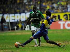 El jugador de Boca Juniors Marcelo Nicolás Lodeiro (d) disputa el balón con Luis Orejuela (i) de Deportivo Cali durante un partido por la Copa Libertadores entre Boca Juniors y Deportivo Cali, en el estadio La Bombonera en Buenos Aires (Argentina). EFE