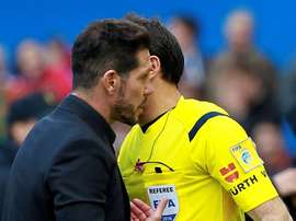 Referee Mateu Lahoz speaks to Atletico Madrid's Diego Simeone. EFE/Victor Lerena