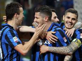 El delantero del Fc Inter Stevan Jovetic (c) celebra un gol al Udinese en el Giuseppe Meazza de Milan, Italia. EFE/EPA
