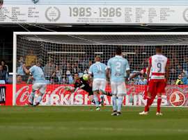 El delantero del Celta de Vigo Iago Aspas (i) consigue de penalti el primer gol del equipo gallego frente al portero Andrés Fernández, del Granada CF, durante el partido de Liga de Primera División que se disputa esta noche en el estadio de Balaídos, en Vigo. EFE