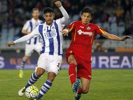 El delantero de la Real Sociedad Carlos Vela (i) pelea un balón con el argentino Vergini, del Getafe, durante un partido. EFE/Archivo