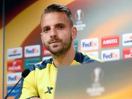 Villarreal forward, Roberto Soldado speaking before the semi-final against Liverpool. EFE