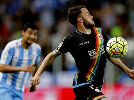 El defensa del Rayo Vallecano Quini Marín (d), controla el balón ante el centrocampista uruguayo del Málaga CF Chory Castro, durante un partido de liga. EFE/Archivo
