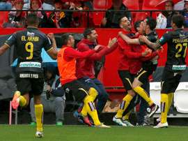 Los jugadores del Granada celebran el gol de Isaac Cuenca ante el Sevilla ,durante el partido de Liga BBVA en el estadio Sánchez Pizjuán de Sevilla. EFE