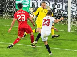 Liverpool e Sevilla voltam a se defrontar depois da final da Europa League 15-16. EFE
