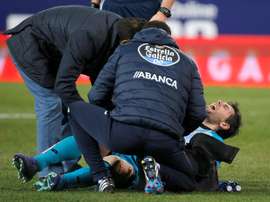 El guardameta argentino del Deportivo de la Coruña, Germán Lux, tras lesionarse. EFE/Archivo