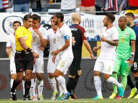 Los jugadores de Costa Rica Oscar Duarte (2-d) y Bryan Ruiz (c) discuten con el arbitro en un partido contra Estados Unidos por la Copa América Centenario en el estadio Soldier Field de Chicago, Illinois (EEUU). EFE