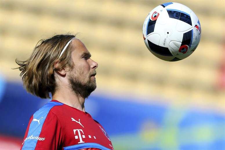 El jugador de la selección checa de fútbol Jaroslav Plasil entrena con el equipo en Tours, Francia. EFE