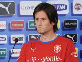 Czech Republic captain Tomas Rosicky has been ruled out of the rest of Euro 2016. EFE/Archivo