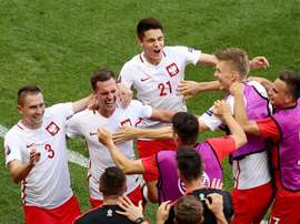 Kapustka celebra con sus compañeros de Polonia en la Eurocopa. EFE