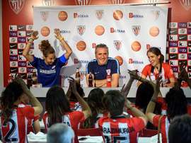 Joseba Aguirre asciende a cinco jugadoras del segundo equipo. EFE