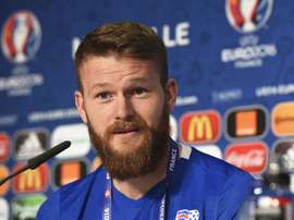 El medio islandés Aron Gunnarsson speaks en el Stade Velodrome de Marseille, Francia. EFE/EPA