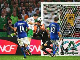 Robbie Brady scoring past Buffon and Italy. EFE