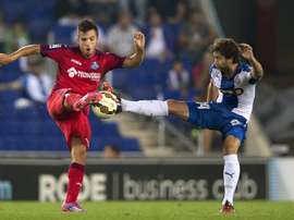 El centrocampista del Getafe Pablo Sarabia (i) y el defensa del Espanyol José Alberto Cañas en el Power8 Stadium de Cornellá. EFE/Archivo