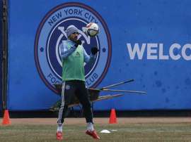 El futbolista español David Villa patea un balón durante un entrenamiento del equipo New York City Football Club. EFE/Archivo
