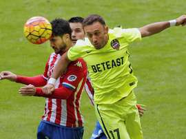 El centrocampista del Levante Jordi Xumetra (d) lucha un balón con el centrocampista del Sporting Nacho Cases (i), durante un partido. EFE/Archivo