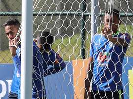 Los jugadores brasileños Neymar (i) y Marquinhos (d) participan en un entrenamiento de la selección olímpica de fútbol en la Granja Comary de Teresópolis (Brasil). EFE