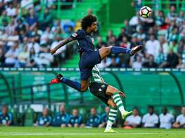 El jugador del Sporting CP Islam Slimani (detrás) en una jugada con el brasileño Dante Santos (delante) del Wolfsburgo durante un partido amistoso en el Estadio de Lisboa, Portugal. EFE/Archivo