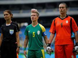 La capitana sudafricana Janine van Wyk y la portera Roxanne Barker, antes del partido inaugural. EFE