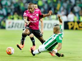Imagen de archivo del jugador Jose Angulo (i). EFE/Archivo