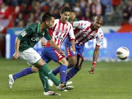 El jugador del Betis, Nono (i), golpea el balón ante los jugadores del Sporting de Gijón, Gregory (d) y Nacho Cases, durante un partido. EFE/Archivo