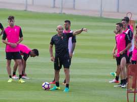Paco Jémez aprieta para el partido ante Las Palmas. EFE