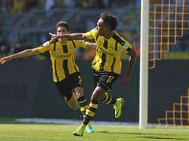 Los jugadores del Dortmund Pierre-Emerick Aubameyang y Marc Bartra (l) celebran el primer gol del partido en elSignal Iduna Park en Dortmund, Alemania. EFE/EPA