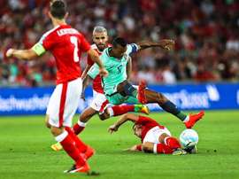 El portugués Nani (c) en acción ante el suizo Valon Behrami (atras) durante el partido del grupo B entre Suiza y Portugal hoy, martes 6 de septiembre de 2016, para la clasificación al Mundial de Rusia 2018 en el estadio St. Jakob-Park en Basel (Suiza). EFE