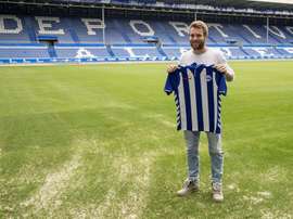 El central serbio Aleksandar Katai durante su presentación como nuevo fichaje del Deportivo Alavés, hoy en Vitoria. EFE