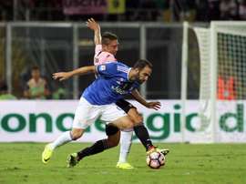 El defensa polaco del Palermo Thiago Cionek y el delantero argentino del Juventus Gonzalo Higuain persiguen un balón en el Renzo Barbera dePalermo, Italia. EFE/EPA