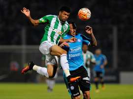 Séville et Villarreal pour le défenseur argentin. EFE