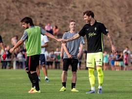 El defensa del Sporting de Gijón Fernando Amorebieta (d). EFE/Archivo