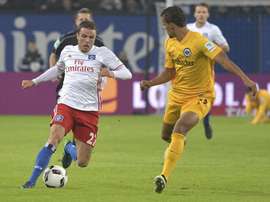 El jugador del Hamburgo, Nicolai Müller (i) lucha por el balón con Timothy Chandler (d) del Eintracht de Fráncfort durante el partido de la Bundesliga alemana en Hamburgo, Alemania hoy 21 de octubre de 2016. EFE