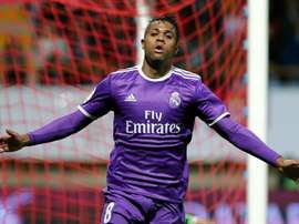 El delantero del Real Madrid Mariano Díaz celebra su gol, séptimo del equipo blanco frente a la Cultural Leonesa, durante el partido de ida de los dieciseisavos de final de la Copa del Rey que se disputó en el estadio Reino de León. EFE