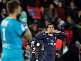El delantero uruguayo del PSG Edinson Cavani (d) reacciona tras marcar el 1-0 durante el partido de la Ligue 1 que ha jugado Paris Saint-Germain (PSG) y Rennes en el Parque de los Príncipes de París. EFE/EPA