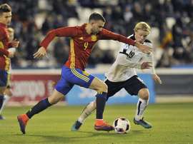 El delantero de la selección española Borja Mayoral (i) y el jugador de Austria, Schlager luchan por el balón durante el partido de Fútbol Internacional Sub 21 que disputaron en el estadio Carlos Belmonte de Albacete. EFE