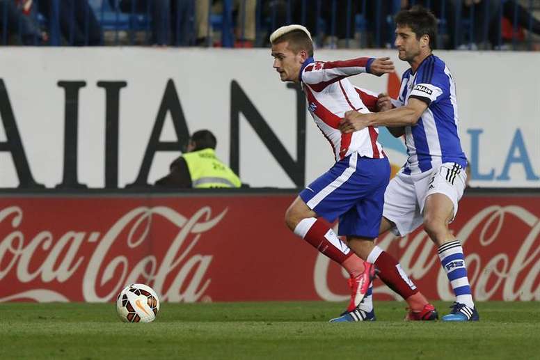 El delantero francés del Atlético de Madrid Antoine Griezmann (i) con el balón ante el centrocampista de la Real Sociedad Markel Bergara. EFE/Archivo