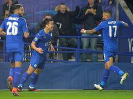 Shinji Okazaki (c) de Leicester celebra con sus compañeros luego de anotar contra Club Brujas durante un juego del grupo G de la Liga de Campeones UEFA realizado en Leicester (R.Unido). EFE