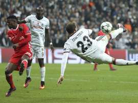 Cenk Tosun pendant un match de LIgue des champions entre Besiktas et Benfica. AFP