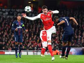 El lateral derecho del Arsenal está en la agenda de los dos recién ascendidos. EFE/Archivo