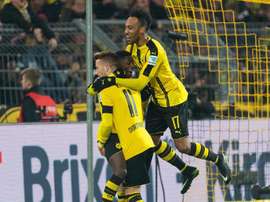 El jugador del Dortmund Ousmane Dembele (c) celebra con sus compañeros de equipo Pierre-Emerick Aubameyang (d) y Marco Reus (i) tras marcar el 3-1 ante el Moenchengladbach en Dortmund, Alemania. EFE