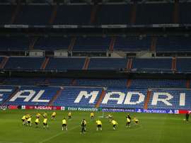 Un momento del entrenamiento que el Borussia Dortmund ha llevado a cabo esta tarde en el estadio Santiago Bernabéu, para preparar el partido de Liga de Campeones que mañana disputarán frente al Real Madrid. EFE