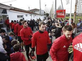 Los jugadores del Osasuna entre los aficionados que han acudido hoy a ver el entrenamiento en las instalaciones de Tajonar, previo al partido de Liga que el equipo disputa este sábado en el Estadio de El Sadar ante el F.C Barcelona. EFE